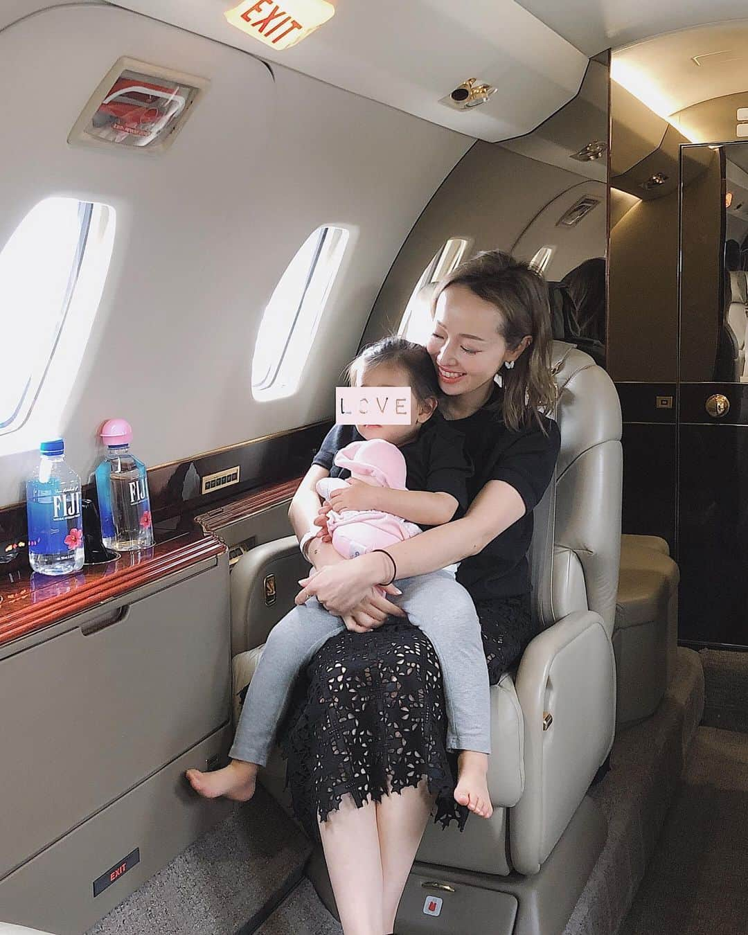 翁安芸さんのインスタグラム写真 - (翁安芸Instagram)「👩‍👧📷 by @therealnobu ☁️✈︎☁️ #momanddaughter #inflight #losangeles to #aspen #summerbreak」6月16日 4時05分 - akinyc