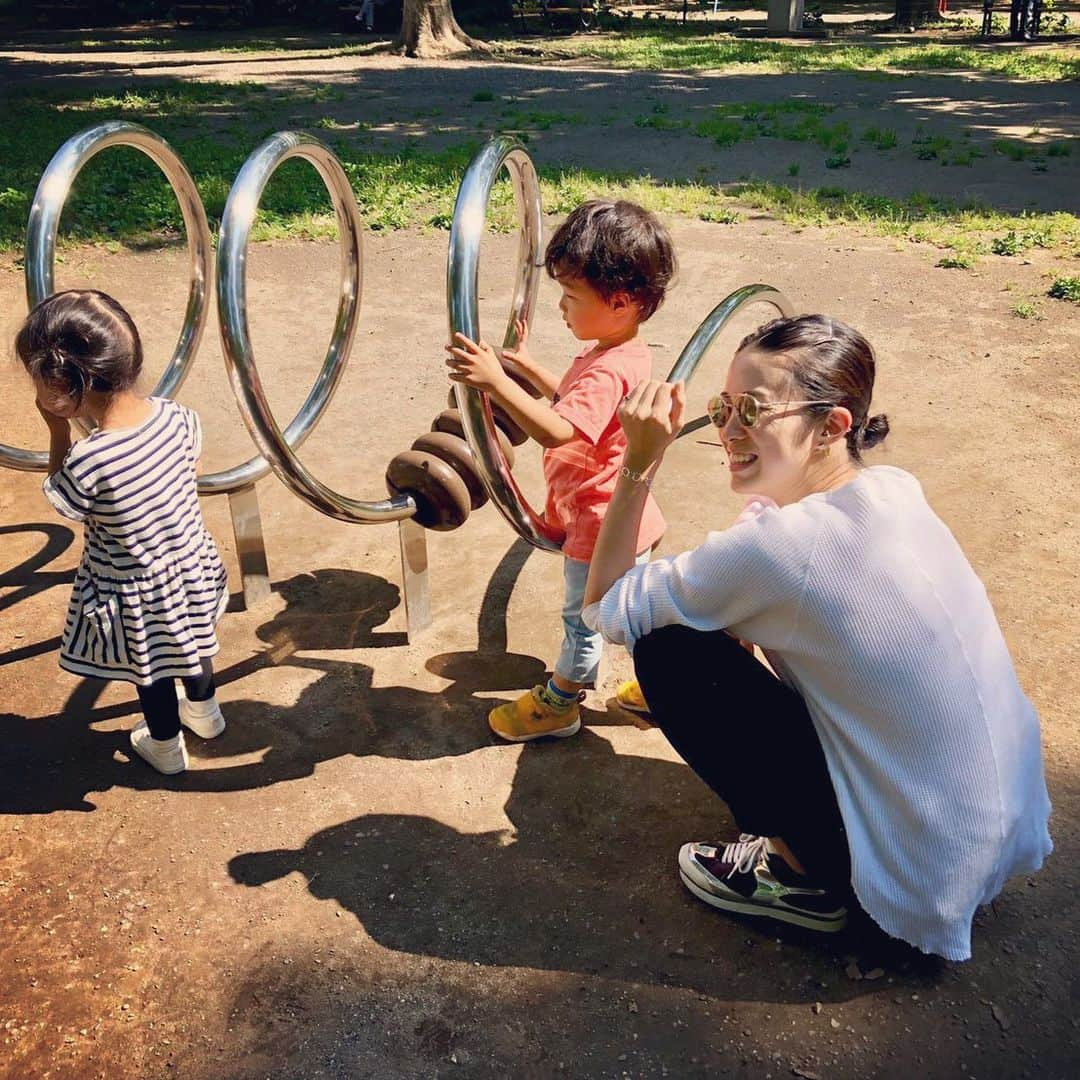 板井麻衣子さんのインスタグラム写真 - (板井麻衣子Instagram)「. お誕生日もとても近い2歳児2人と揉みくちゃ公園3時間コースなある梅雨の晴れ間。『元気で優しい男子』と『強気で自由な女子(←我が子;;w)』はなかなか面白いペアリング。 嗚呼、母は体力強化が必要っす。 . #放牧#2歳半」6月16日 4時07分 - maikorophone