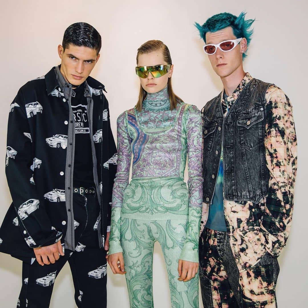 Vogue Runwayさんのインスタグラム写真 - (Vogue RunwayInstagram)「The @Versace show was part tribute to front man Keith Flint, who died in March. Before this evening’s show, Donatello @Versace said: “I dedicate this collection to my old friend. He was disruption… and he performed right here the last time in Milan.” Tap the link in our bio to see all looks. Photographed by @styledumonde」6月16日 4時08分 - voguerunway