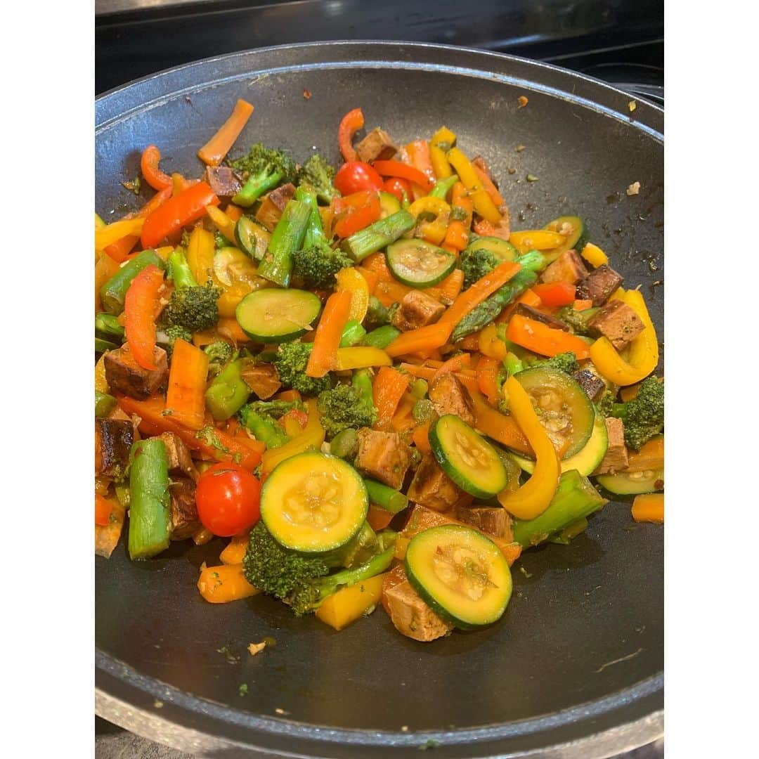 エリー・ブラックさんのインスタグラム写真 - (エリー・ブラックInstagram)「This week for #EatingwithEllie I put together one of my all time favourites… Tofu Stir Fry! I love how colourful this dish can be! 🌈 Check out my recipe below, but don’t be afraid to add in your own personal flare! You can also switch up the protein 💪🏻 . . Ingredients: . Hoisin Sauce Soy Sauce Ginger Garlic Red Pepper Flakes Sugar Sesame Oil 1-2 Cloves Crushed Garlic Broccoli Carrots Asparagus Bell Peppers Zucchini Tomatoes Tofu . . Instructions: . 1) In a mixing bowl, combine hoisin sauce, soy sauce, ginger, garlic, red pepper flakes and a pinch of sugar in mixing bowl. Whisk until fully mixed. 2) Slice your tofu into small cubes, placing into mixing bowl with sauce. Let tofu marinate for approx. 30 minutes. 3) Once marinated, put tofu on a baking sheet.  4) Place into oven at 375 degrees. Bake until crisp and lightly browned 5) In a wok, combine sesame oil, 1-2 cloves of crushed garlic, broccoli, carrots and 2 tablespoons of water. 6) Place lid on top of wok and let steam 7) Once steamed, add asparagus, bell peppers, zucchini and tomatoes to wok. 8) Pour in any additional marinade. Stir frequently 9) Add tofu to the stir fry. Stir until preferred finish. 10) Add salt to desired taste. . #EatingWithEllie #Nutrition #Healthy」6月16日 4時23分 - ellieblack_