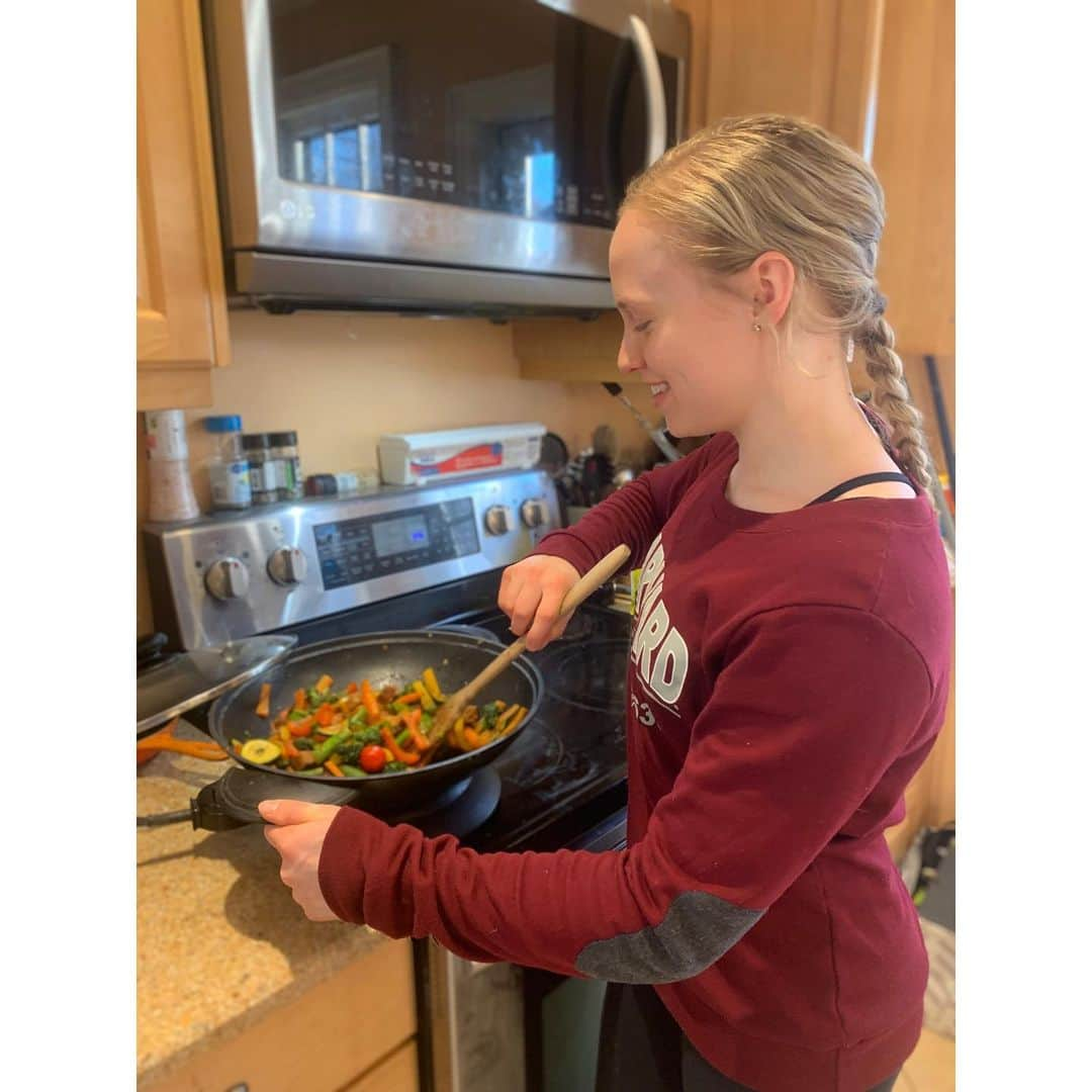 エリー・ブラックさんのインスタグラム写真 - (エリー・ブラックInstagram)「This week for #EatingwithEllie I put together one of my all time favourites… Tofu Stir Fry! I love how colourful this dish can be! 🌈 Check out my recipe below, but don’t be afraid to add in your own personal flare! You can also switch up the protein 💪🏻 . . Ingredients: . Hoisin Sauce Soy Sauce Ginger Garlic Red Pepper Flakes Sugar Sesame Oil 1-2 Cloves Crushed Garlic Broccoli Carrots Asparagus Bell Peppers Zucchini Tomatoes Tofu . . Instructions: . 1) In a mixing bowl, combine hoisin sauce, soy sauce, ginger, garlic, red pepper flakes and a pinch of sugar in mixing bowl. Whisk until fully mixed. 2) Slice your tofu into small cubes, placing into mixing bowl with sauce. Let tofu marinate for approx. 30 minutes. 3) Once marinated, put tofu on a baking sheet.  4) Place into oven at 375 degrees. Bake until crisp and lightly browned 5) In a wok, combine sesame oil, 1-2 cloves of crushed garlic, broccoli, carrots and 2 tablespoons of water. 6) Place lid on top of wok and let steam 7) Once steamed, add asparagus, bell peppers, zucchini and tomatoes to wok. 8) Pour in any additional marinade. Stir frequently 9) Add tofu to the stir fry. Stir until preferred finish. 10) Add salt to desired taste. . #EatingWithEllie #Nutrition #Healthy」6月16日 4時23分 - ellieblack_