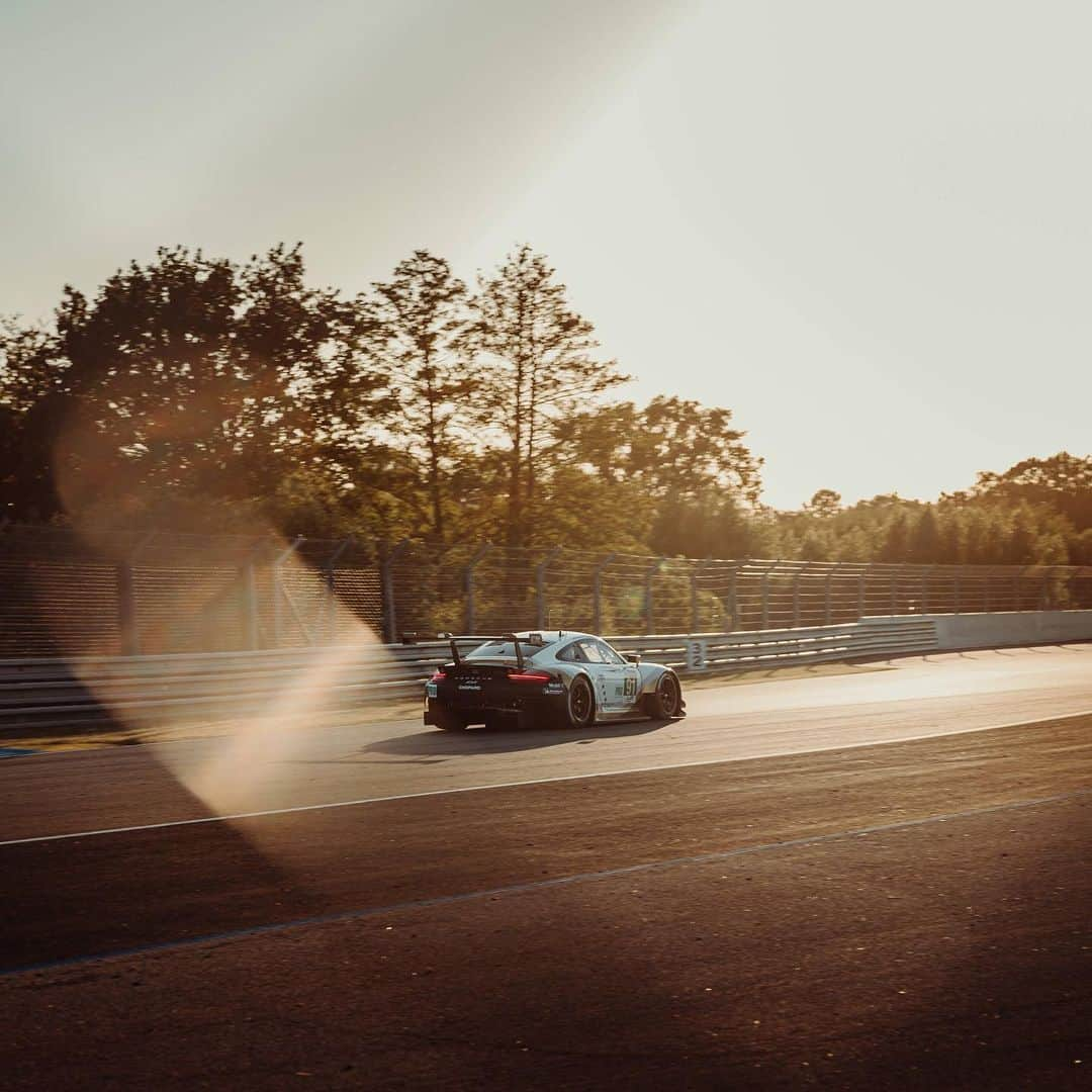 Porscheさんのインスタグラム写真 - (PorscheInstagram)「And we are off to a flying start. #teamporsche #weeksofendurance #porsche #rsr #24hlemans」6月16日 4時27分 - porsche