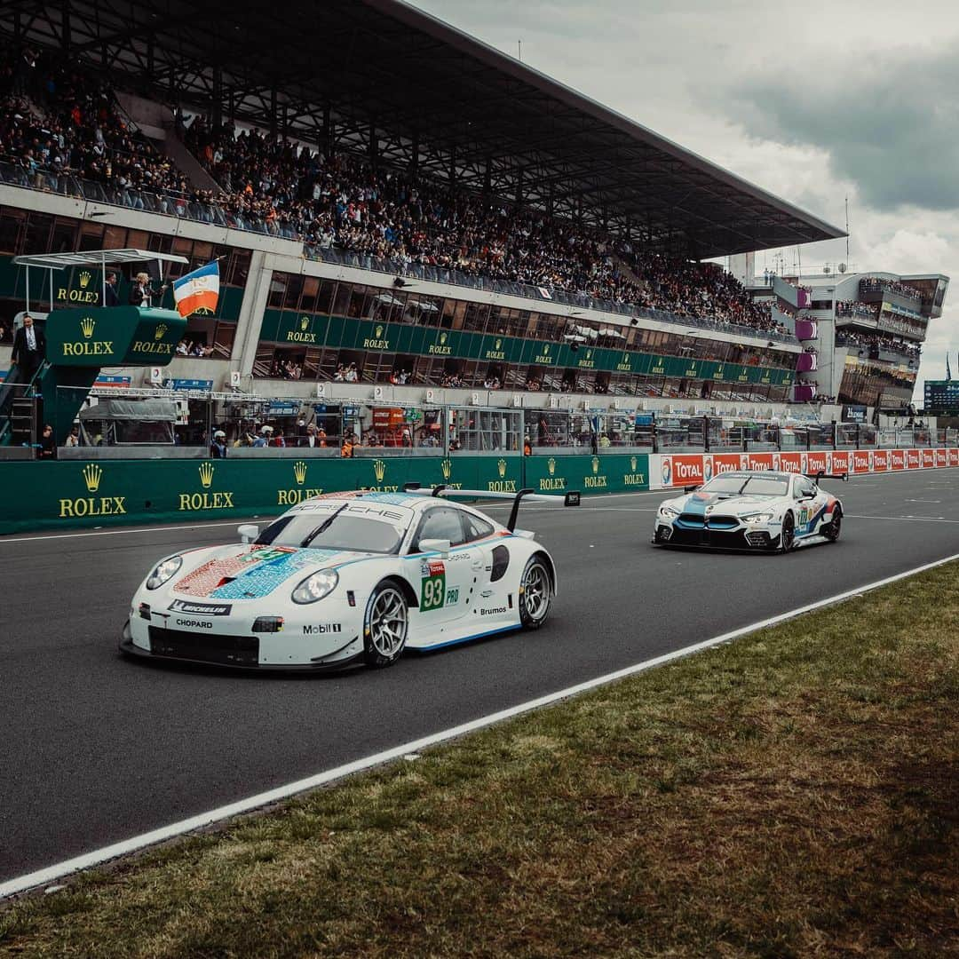 Porscheさんのインスタグラム写真 - (PorscheInstagram)「And we are off to a flying start. #teamporsche #weeksofendurance #porsche #rsr #24hlemans」6月16日 4時27分 - porsche