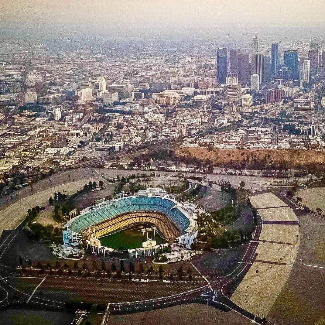 MLBさんのインスタグラム写真 - (MLBInstagram)「Like this post and tag a dad to win tickets for tomorrow's #FathersDay game in LA. #SundayNightBaseball」6月16日 4時37分 - mlb