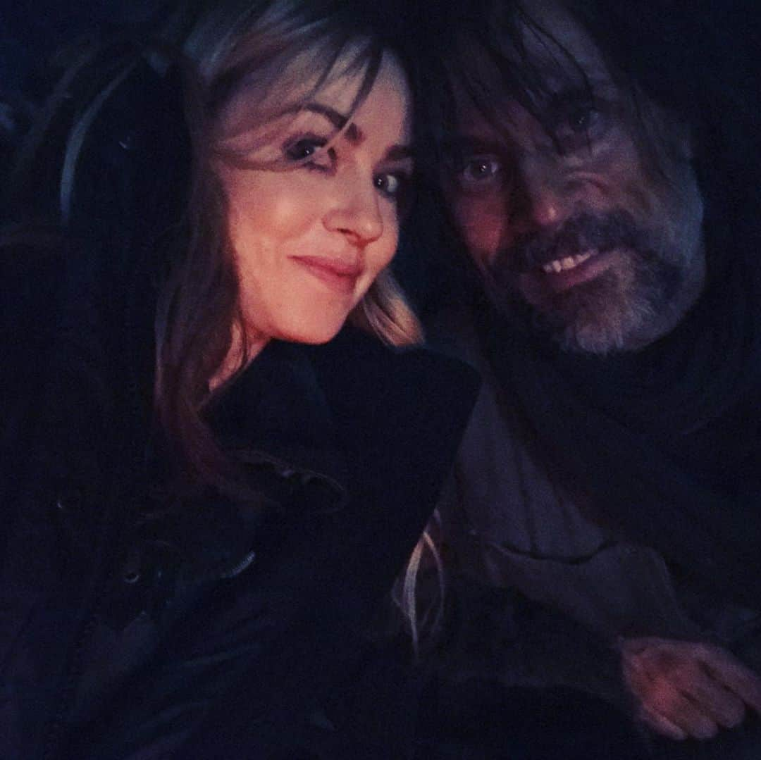 アマンダ・シュルさんのインスタグラム写真 - (アマンダ・シュルInstagram)「In honor of all 4 seasons now being available on @hulu here are some #BTS from #12Monkeys.」6月16日 4時37分 - amandaschull