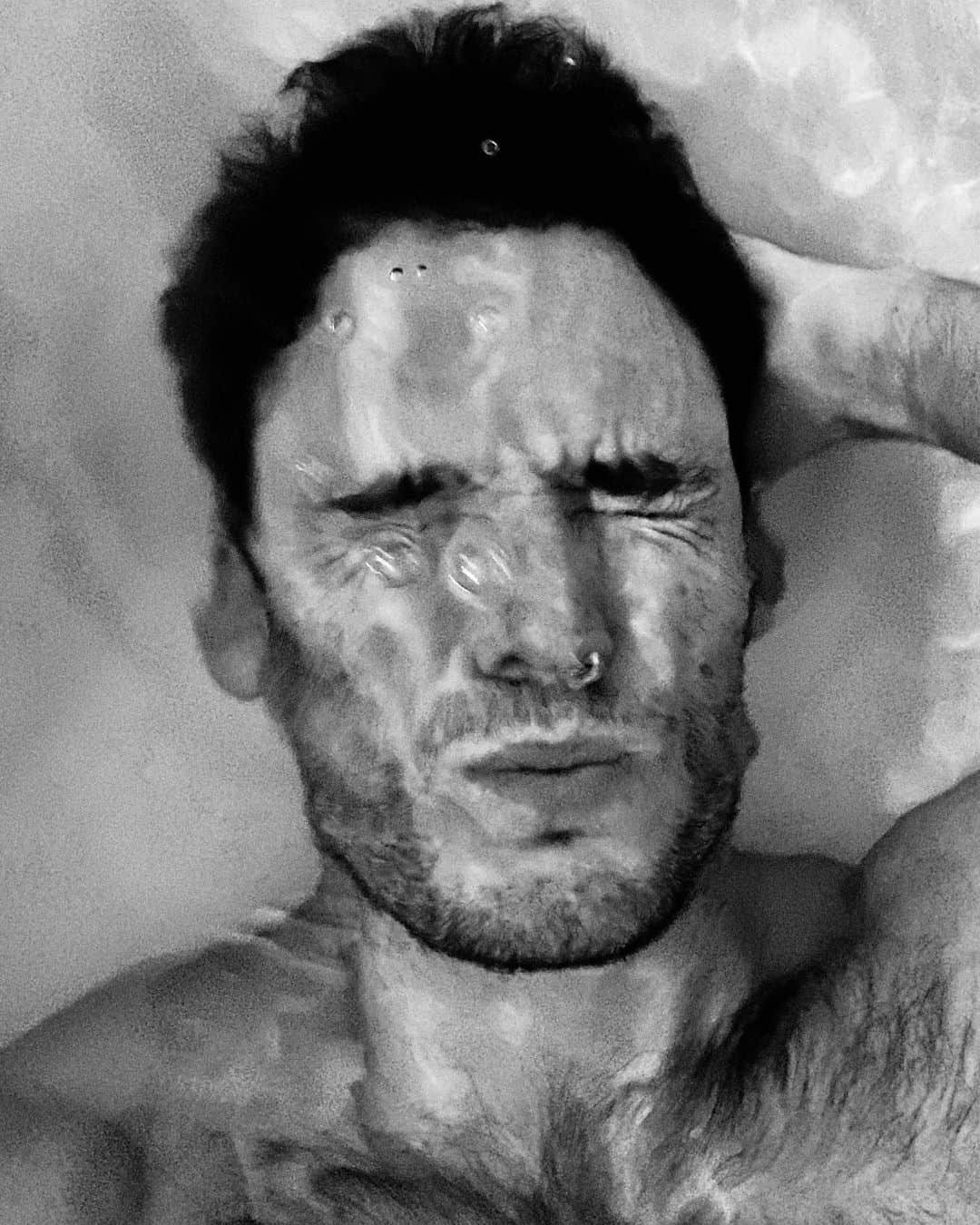 サム・クラフリンのインスタグラム：「Bath time.」