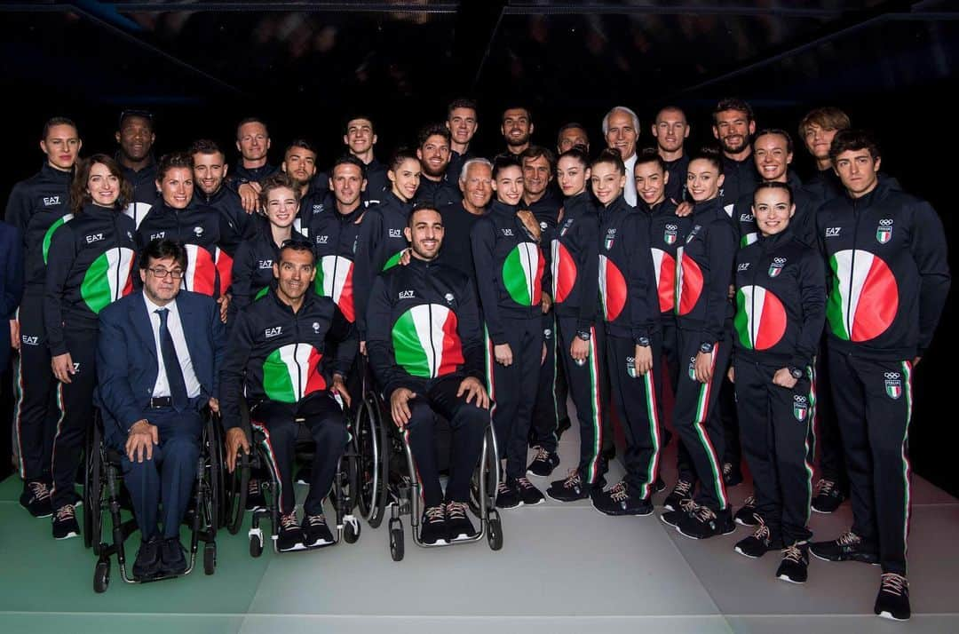 Armani Officialさんのインスタグラム写真 - (Armani OfficialInstagram)「Mr Armani with the members of the Italian Olympic and Paralympic teams set to participate at the #tokyo2020 Summer Games. The official uniform was unveiled during the #EmporioArmani Men’s SS20 show during #mfw. @italiateam @conisocial #italiateam #EA7」6月16日 4時47分 - emporioarmani