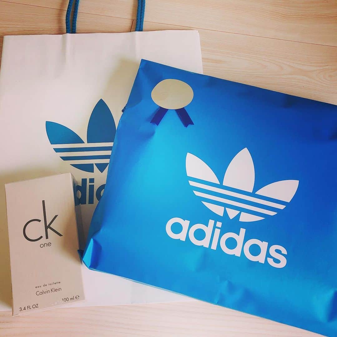 のインスタグラム：「父の日のプレゼント🎁✨ ・ ・  何が欲しいのあるー⁉️と、 聞いたら Tシャツと香水って いってたので✨ ・ ・ adidas新作のTシャツとハーフパンツ それから香水🌹✨ ・ ・ もう60歳超えた父ですが いつまでも若々しくいてほしい娘心であります💖💖💖 ・ ・ 2年前 ・ ・ 荷物をもたずに実家に帰り 離婚して シングルマザーに . 水商売を始めると言った時 母は怒り そんなことしなくていい お母さん恥ずかしいし あんたが ホステスなんてするなら お母さん家出するわ❣️と😂 ・ ・ その日 父は口数少なく ・ ・ お前は本当に勝手なヤツだ‼️💢 だけど、、、(怒り口調から優しい声で) 母さん、こいつを応援してやろうよ😔 ・ ・ 背中を押してくれたのは父だった✨ ・ ・ 親の脛をかじるのもいやだったし 将来を悲観するより 将来を希望で溢れる毎日にしたかった ・ ・ 元銀行員でレースクイーン 2009年に起業して まさかの39歳で水商売デビューした私😂 ・ ・ 3ヶ月後には No.1になっていた❣️ ・ ・ 小さい時 何かあるたびに 泣いていた私に 父が浴びせていた喝❣️ ・ ・ 失敗したり、どん底になったとき お土産持って這い上がってこい‼️ ・ ・ 大人になった私は 失敗とか どん底だなってとき 本当に力が出る人間に なっていた ・ ・ どんな環境においても 誇りを持ち 地に足をつけることを 教えてくれた父 誇りに思います✨ ・ ・ お父さん ありがとう😊💖💖💖 #山内智恵 #マキろん #父の日 #感謝 #お父さんありがとう」