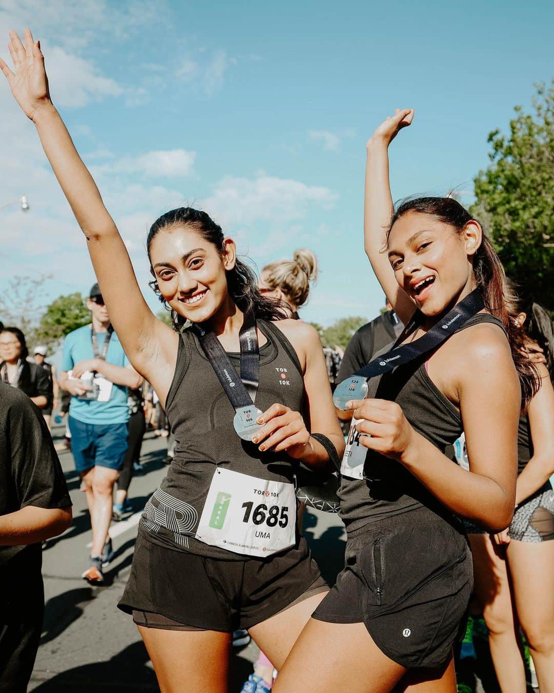 lululemonさんのインスタグラム写真 - (lululemonInstagram)「Why wait until the finish line to celebrate when you have 10 kms to do it?  Toronto's energy this week made history and the 10,000 runners from today's race made sure it didn't skip a beat.  This city and these people accomplished big goals and there is no better way to show it than raising your hands to the sky.  See our favourite moments from the lululemon Toronto 10K live now in our story. #thesweatlife」6月16日 4時50分 - lululemon