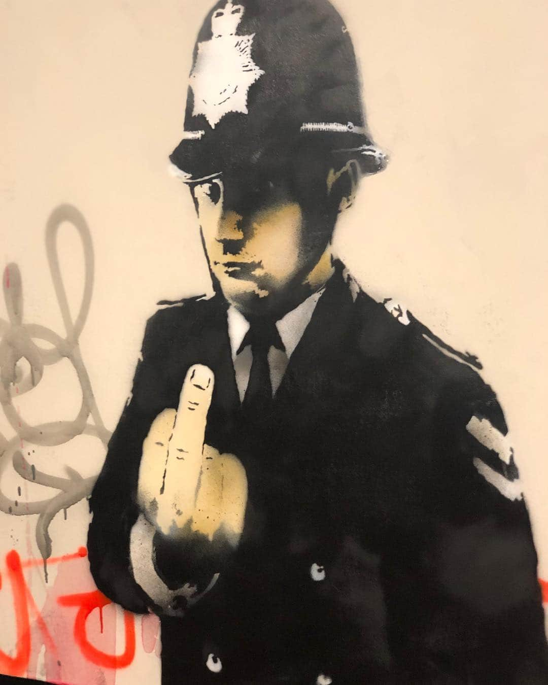 ケアリー・ハートさんのインスタグラム写真 - (ケアリー・ハートInstagram)「Got to check out the street art exhibition here in Amsterdam today w/ the kids! #Banksy and #Kaws have been two of my favorites for a long time. Epic to see them in person.」6月16日 4時51分 - hartluck