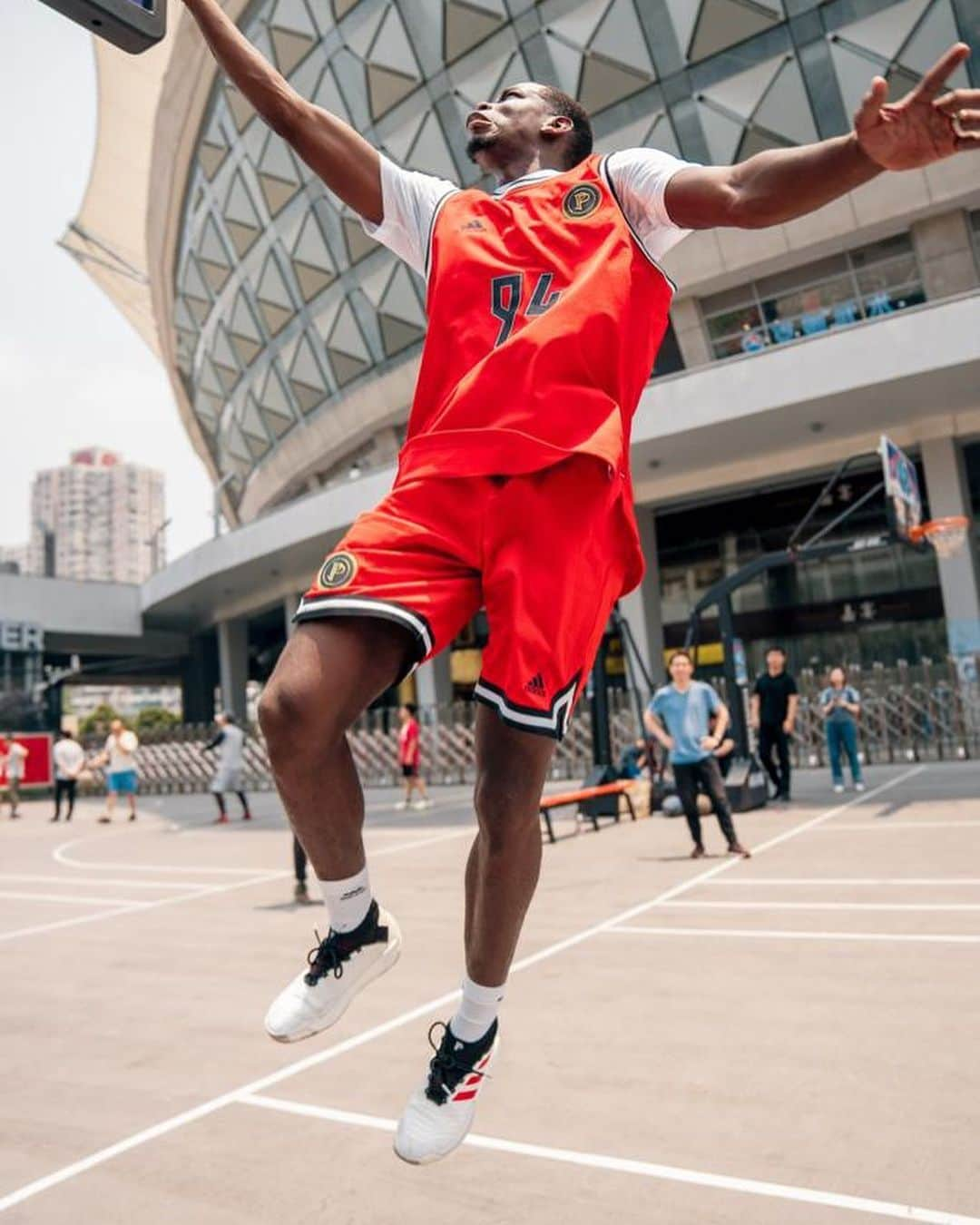 ポール・ポグバさんのインスタグラム写真 - (ポール・ポグバInstagram)「China hoops 🇨🇳 🏀 #PPAsiatour @adidashoops @adidasfootball」6月16日 4時54分 - paulpogba