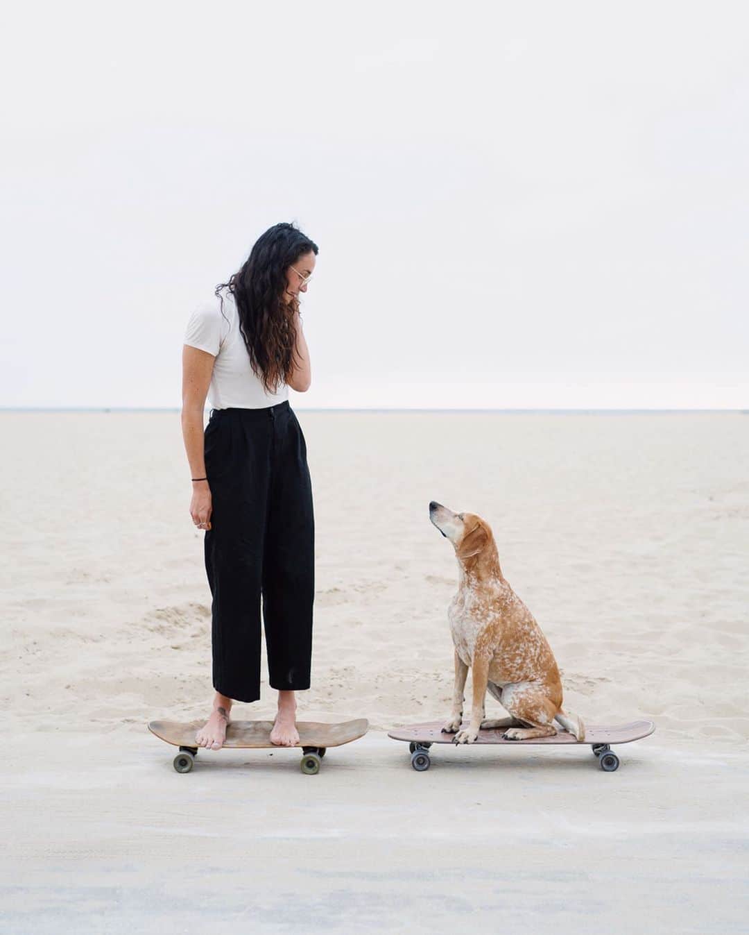 のインスタグラム：「The other night I was wandering down Abbot Kinney heard someone yell my full name out a car window, which felt weird cause folks normally yell Maddie! Or holler at my pal @reallykindofamazing thinking he’s me. But it was my dear friend @amyrad! It’s neat how pathways intersect in the universe when they are suppose to ⁣ ⁣ Way back back in 2012 I randomly crossed paths with Amy in Arizona when I was out shooting a 50 state documentary. We’ve been pals since and I deeply enjoy her presence. She’s been a model in a bunch of projects I’ve shot over the years and it’s always a joy to see her. ⁣ ⁣ She doesn’t have a cell phone plan so it’s crazy hard to find her, but if wanna be intentional it’s best to just wander around and let the universe connect ya ✨」