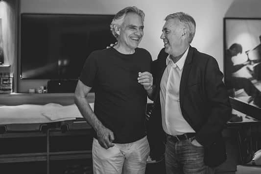 カルロ・アンチェロッティのインスタグラム：「Una piacevole serata con un amico. Parlando di calcio e di musica.  Great evening talking football and music with my friend.」