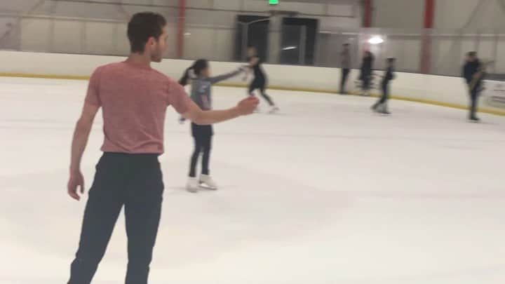 ジェイソン・ブラウンのインスタグラム：「Nothing gets by Rohene, and nothing ever will! 😂 • New short program in the works! 🖤(Emphasis on the WORKS!) 😬😳 新しいショートプログラムでは！ • Short Program 2019/2020 🎸 🎼: I Can’t Go On Without You (@officialkaleo)  Choreo: @roheneward」