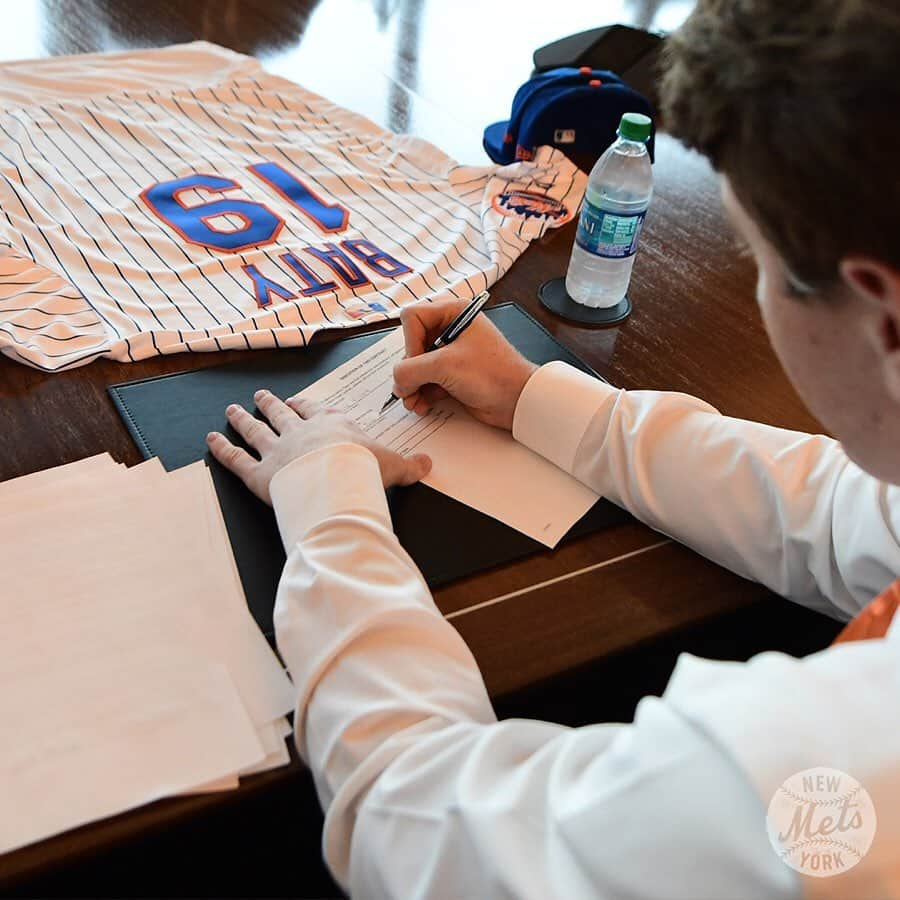 ニューヨーク・メッツさんのインスタグラム写真 - (ニューヨーク・メッツInstagram)「Welcome to the #Mets family, @brett.baty! We’ve officially signed our first round pick of the 2019 MLB Draft. #LGM」6月16日 5時05分 - mets