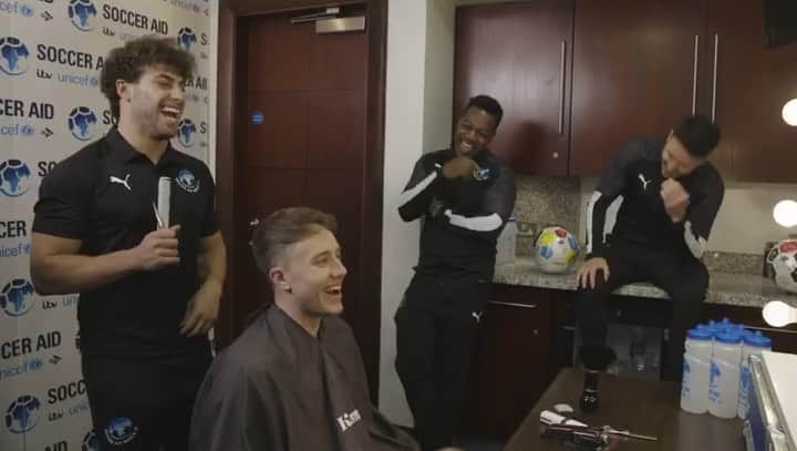 F2Freestylersのインスタグラム：「Getting match day ready in a Kem Cuts @socceraid for @unicef_uk special! 😎⚽️✂️ @kemcetinay Remember to tune in on Sunday at 6:30pm only on @itv @wearestv1 and donate!  Help us defend play for every child!」