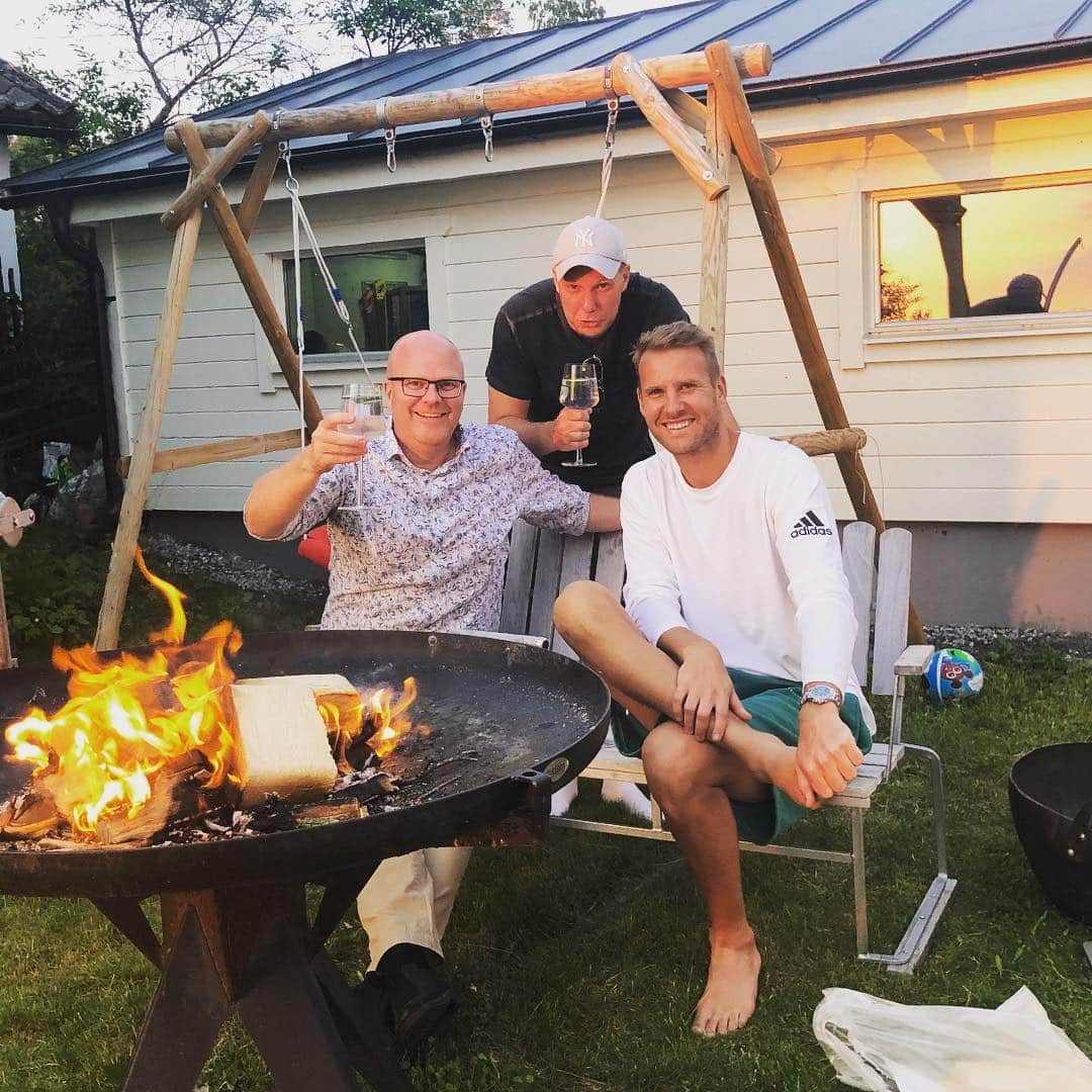 オラ・トイヴォネンのインスタグラム：「Celebrating 3 points for @degerforsifofficiella」
