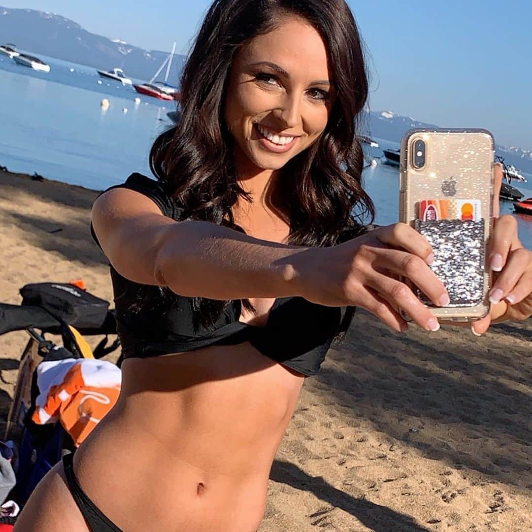 Hootersさんのインスタグラム写真 - (HootersInstagram)「Sunny Saturday’s behind the scenes with the #HootersCalendar crew! Swipe! 👉🏼👉🏼👉🏼 #hooterspageant」6月16日 5時13分 - hooters