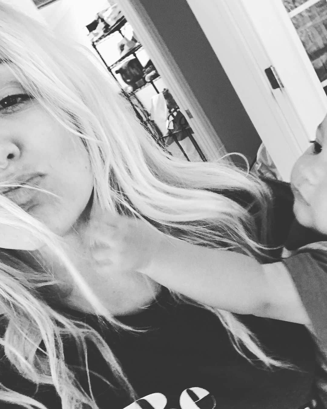 ブリット・ニコルのインスタグラム：「Thankful!!!! 🌻」