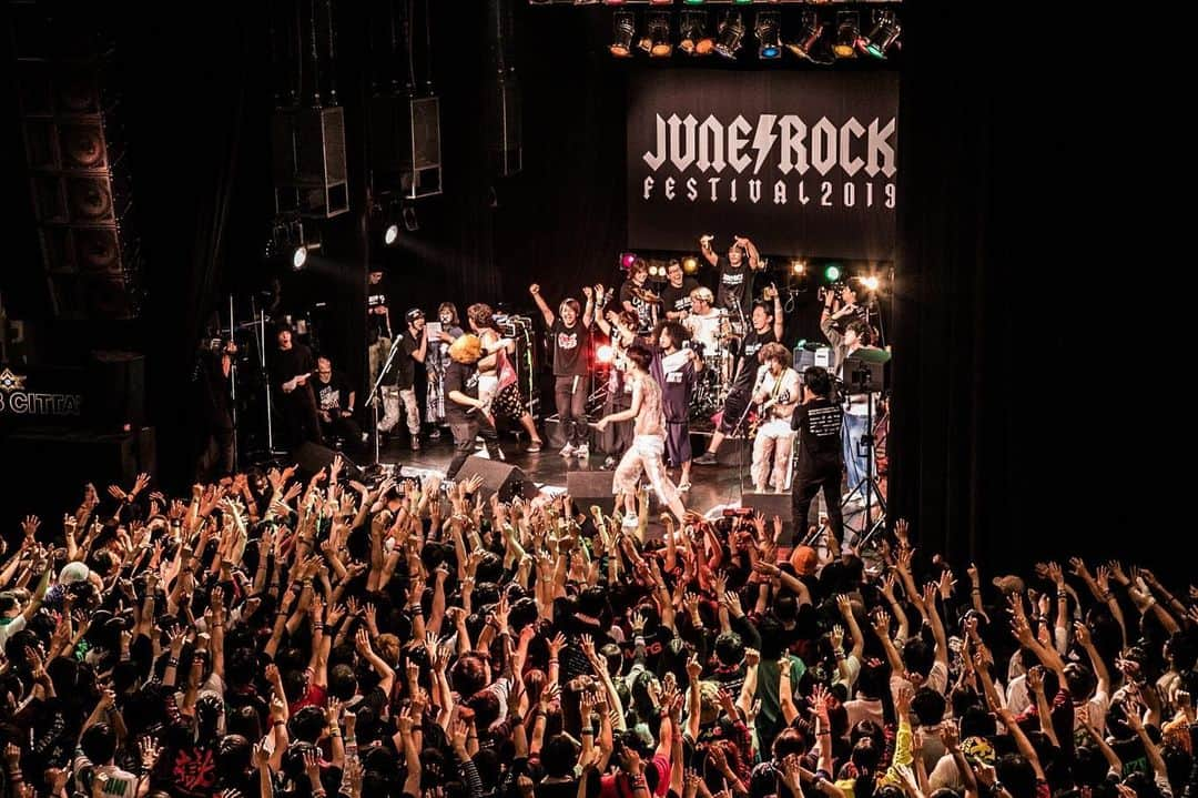 モリスさんのインスタグラム写真 - (モリスInstagram)「JUNE ROCK FESTIVAL みんな知ってても知らなくてもいいけどフジテレビの偉い人である三浦ジュンさんはとてつもなくピュアでただただ音楽を愛している人間だ じゃないと真夜中のチッタがこんな事になっちゃわないだろ ありがとうございました ジュンさんあいしてる #junerockfestival」6月16日 5時20分 - surimooo