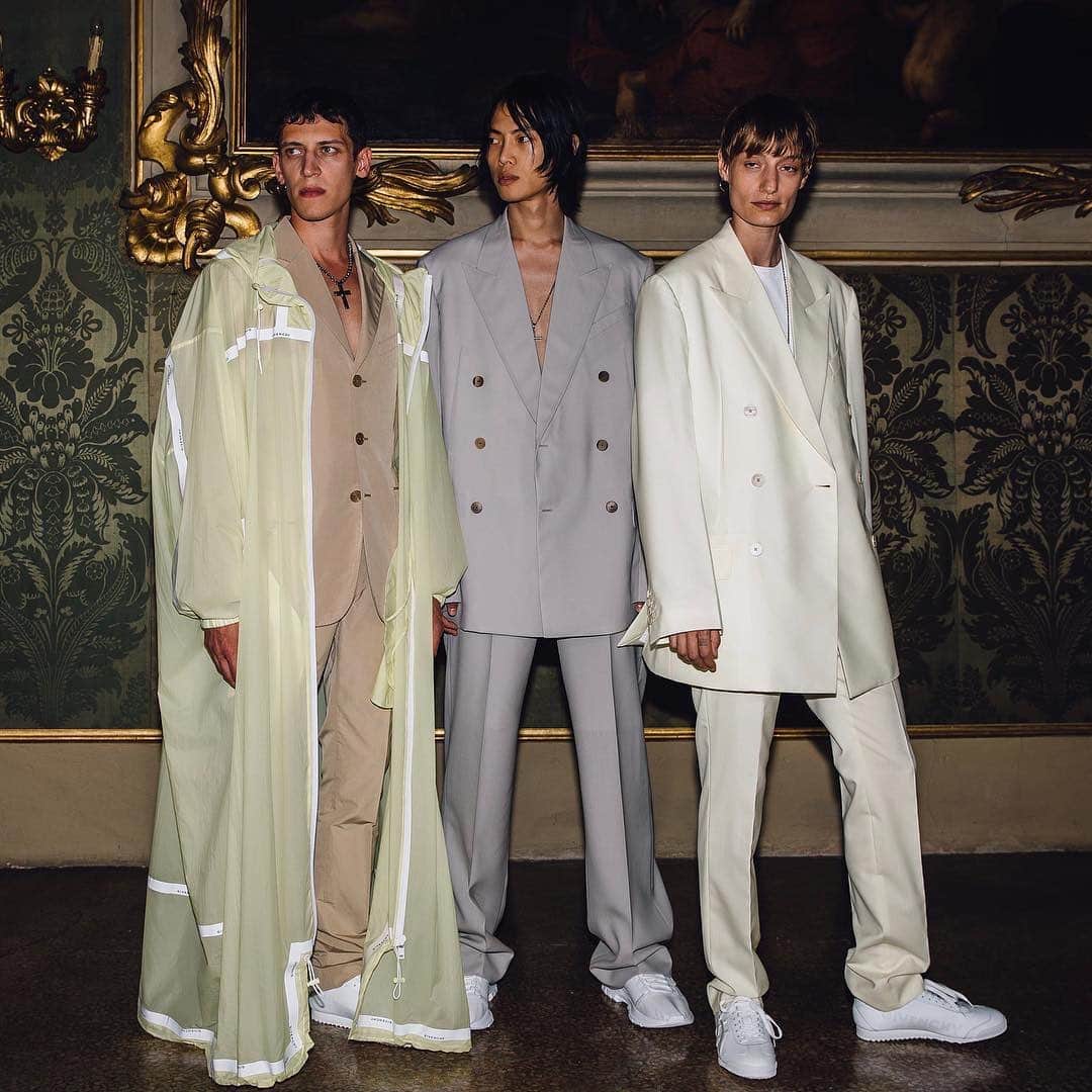Fashion Weekさんのインスタグラム写真 - (Fashion WeekInstagram)「#Givenchy designer #ClaireWaightKeller's Spring 2020 Menswear collection was heavily inspired by men's style in Seoul, Korea. The collection gave suiting a modern update with the infustion of streetwear elements. ⠀⠀ Photo courtesy of @givenchyofficial」6月16日 5時26分 - fashionweek