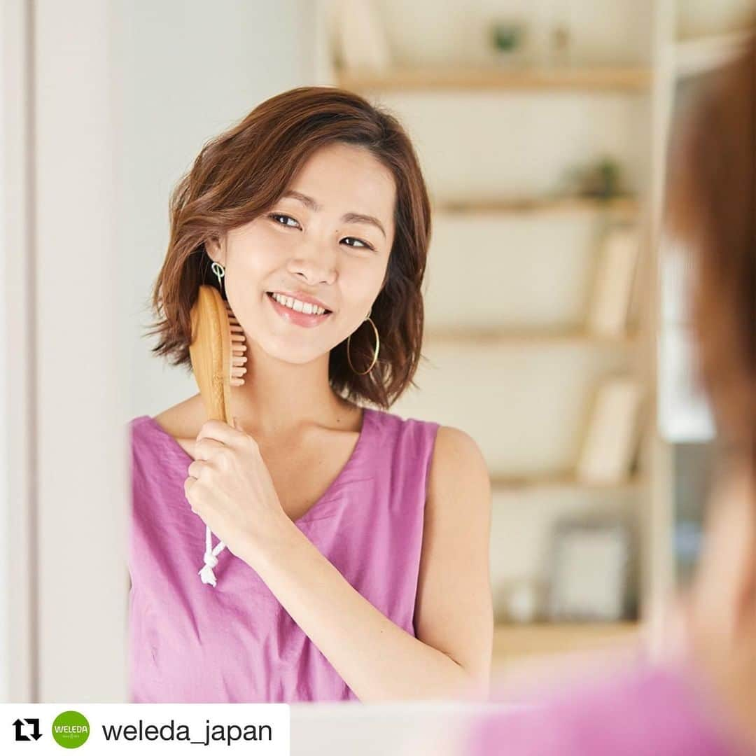 坂元美香さんのインスタグラム写真 - (坂元美香Instagram)「たまにはお仕事の投稿もしてみようかと。普段野球の投稿ばかりで知らない方もいると思いますが本業はモデルです。（くれぐれもインスタグラマーじゃないからね！笑）撮影オフショットと一緒にご紹介します😉  少し前ですが、世界50カ国以上で愛されている有名なオーガニックコスメブランド【WELEDA】さんのお仕事をさせていただきました。ブランドのwebサイトやパンフレット等。  6/3に新発売になったばかりの「ホワイトバーチ ボディメンテナンスセット」では付属のセルフケアメソッドブックにて、ビューティーエキスパートとして坂元のビューティメソッドを紹介させていただいています。 . 最近はこれで腰周りのセルライトををマッサージするのが習慣であり楽しみでもあります。お風呂でも使えるブラシとオイルで￥4,968（税込）というお手頃のセットなのでお友達や女性へのプレゼントにオススメですよ😊 . ☑︎WELEDA  @weleda_japan . #WELEDA #ヴェレダ #オーガニックコスメ #オーガニック化粧品 #植物療法 #スキンケア #オーガニック #organic #マッサージ #むくみ #引き締め #デトックス #ダイエット #ボディケア #ボディメンテナンス #美容 #美活 #モデル #坂元美容レポ #坂元シゴト」6月16日 5時29分 - mika_saka