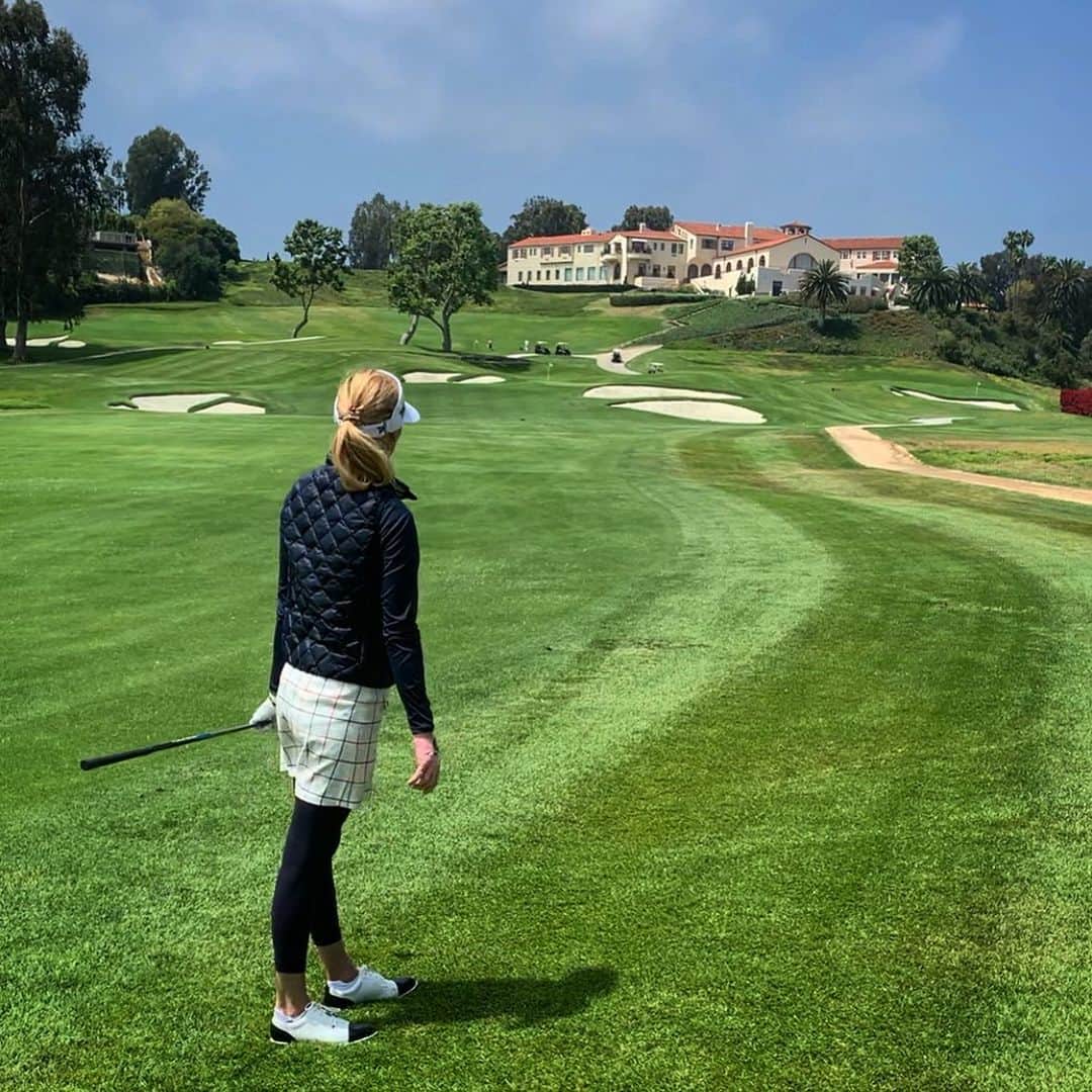 アンナ・ローソンのインスタグラム：「Never get tired of this view!!! 💯🌤⛳️Who prefers 9 holes to 18?!? As a working mom I am playing A LOT more 9’s and I kinda like it!!!」