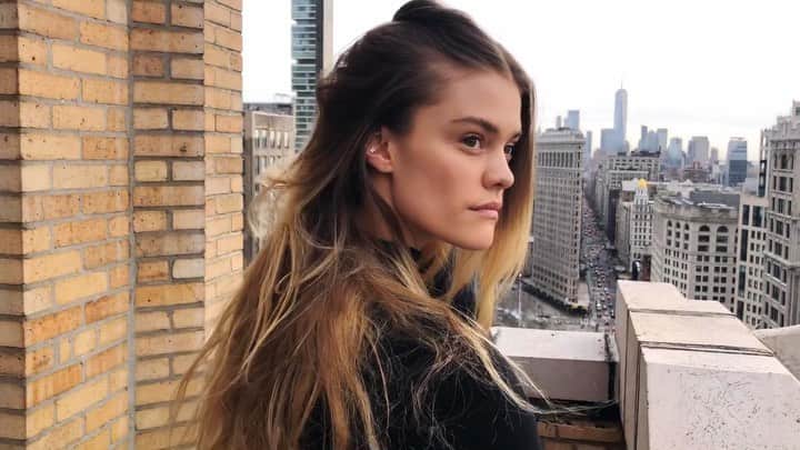 ニーナ・アグダルのインスタグラム：「Selling the hell out of that balcony if I do say so myself. @elitenyc  Song: @chrismalinchak: blue」