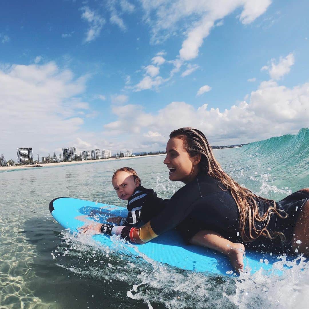 のインスタグラム：「My surfing buddy💙」