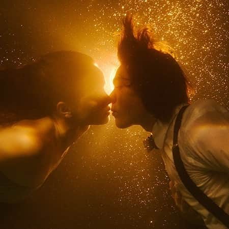 のインスタグラム：「When things come together it’s like magic, everything just falls into place as though it was always meant to be, we try to force so many things now, to make things that are not supposed to work fit, but it’s to much when you force it, allow what is supposed to happen don’t fight against it, don’t tell the insecurity of someone else make you life choices for you. Be bold be strong and be yourself. This was taken for my Submerged series with the amazing @dpanabaker @loganhuffman77 and was a very hard photo to pull off, my question is how long can you hold your breath?」
