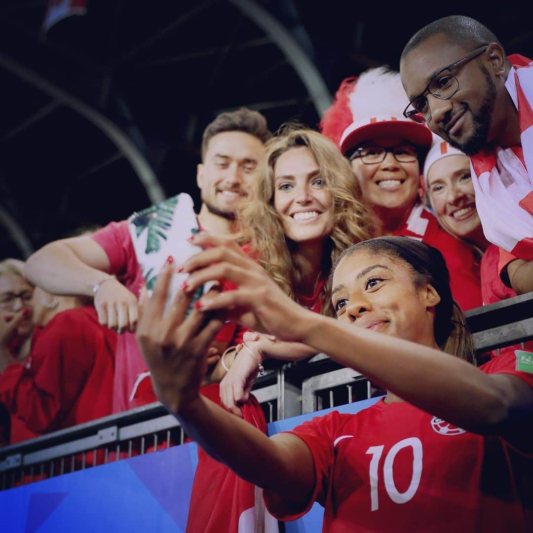 FIFAワールドカップさんのインスタグラム写真 - (FIFAワールドカップInstagram)「🇨🇦 CANADA! 🇨🇦 📸 Say cheese for the Round of 16! #FIFAWWC #TogetherWeRise #DaretoShine #Canada #Grenoble」6月16日 6時30分 - fifaworldcup