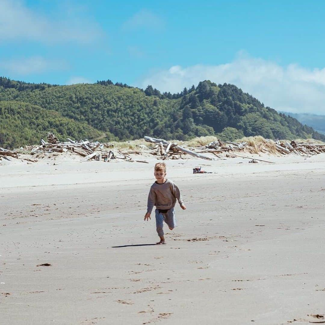 Cara Van Brocklinさんのインスタグラム写真 - (Cara Van BrocklinInstagram)「I think we’ve found Arrow’s happy place 😍! He is in heaven here in Oregon and I’m in heaven watching his perfect little face!」6月16日 6時33分 - caraloren