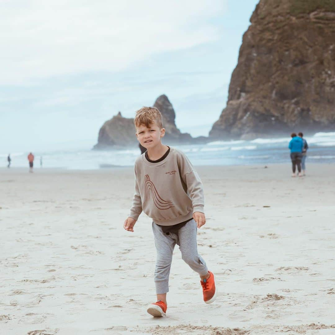 Cara Van Brocklinさんのインスタグラム写真 - (Cara Van BrocklinInstagram)「I think we’ve found Arrow’s happy place 😍! He is in heaven here in Oregon and I’m in heaven watching his perfect little face!」6月16日 6時33分 - caraloren