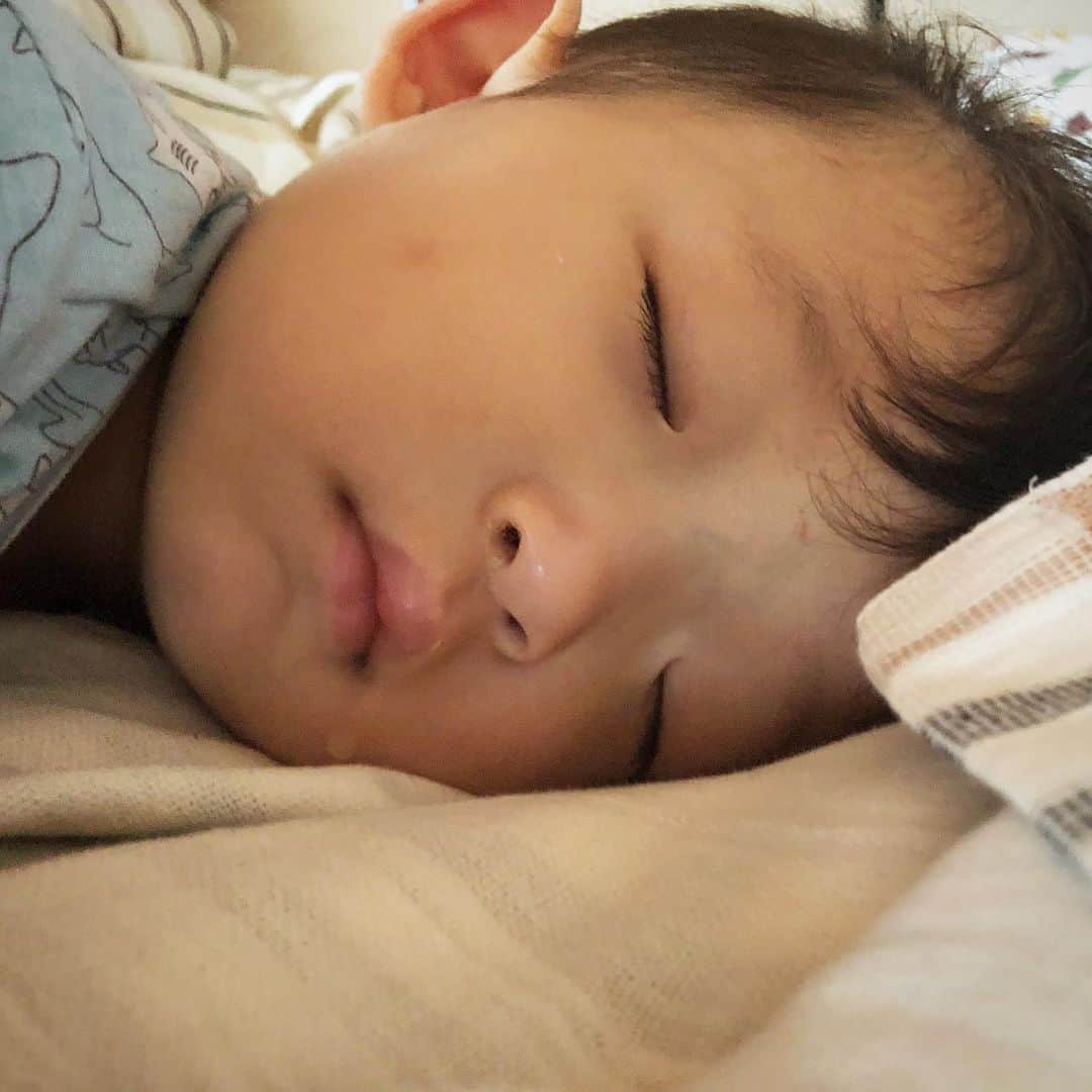 中村獅童さんのインスタグラム写真 - (中村獅童Instagram)「おはようございます。 #寝る子は育つ #よだれもたれる #陽喜」6月16日 6時57分 - shido_nakamura