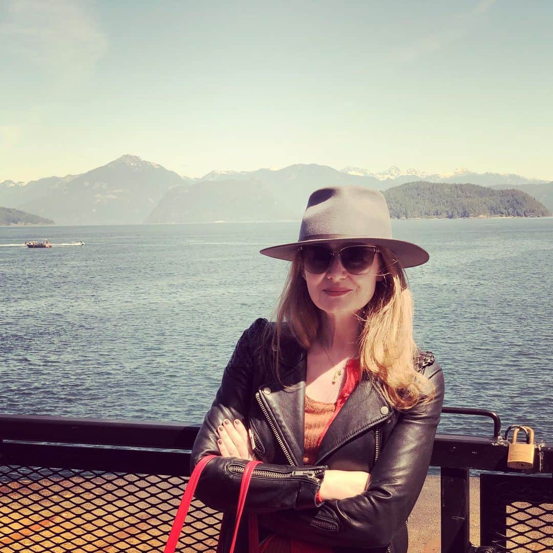 ミランダ・オットーさんのインスタグラム写真 - (ミランダ・オットーInstagram)「The Cat in the Hat comes back. On the ferry to Vancouver island midweek. ⛴ 🖤 🎩 #catinthehat」6月16日 6時52分 - miranda.otto