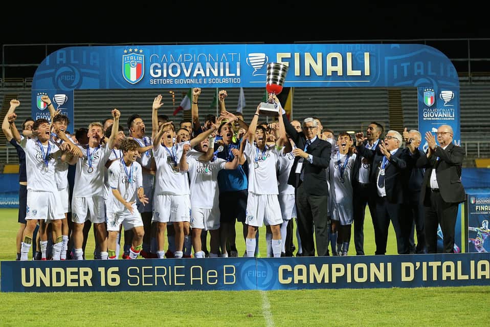 エンポリFCさんのインスタグラム写真 - (エンポリFCInstagram)「🇮🇹🏆📸 CAMPIONI D'ITALIA!!! Alza la coppa capitano, siamo Campioni d'Italia!!!」6月16日 6時52分 - empoli_fc_official