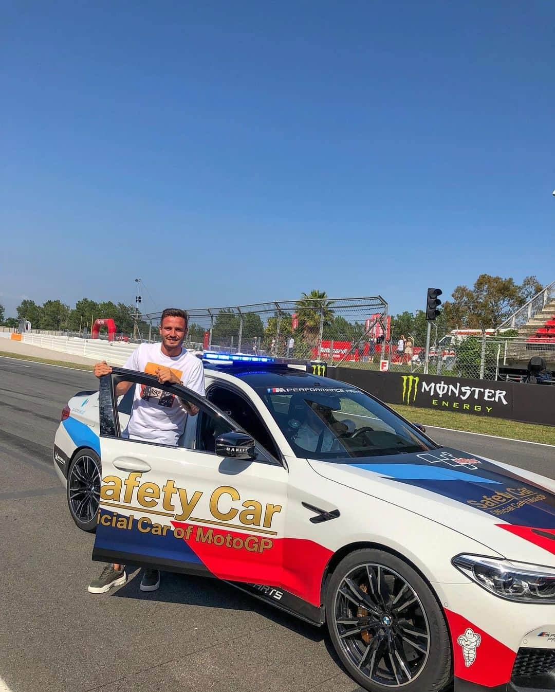 サウル・ニゲスさんのインスタグラム写真 - (サウル・ニゲスInstagram)「Primer y gran día lleno de experiencias en el #CatalanGP. Muchas gracias @jorgelorenzo99 por la invitación para vivir todo desde dentro. @motogp」6月16日 6時52分 - saulniguez