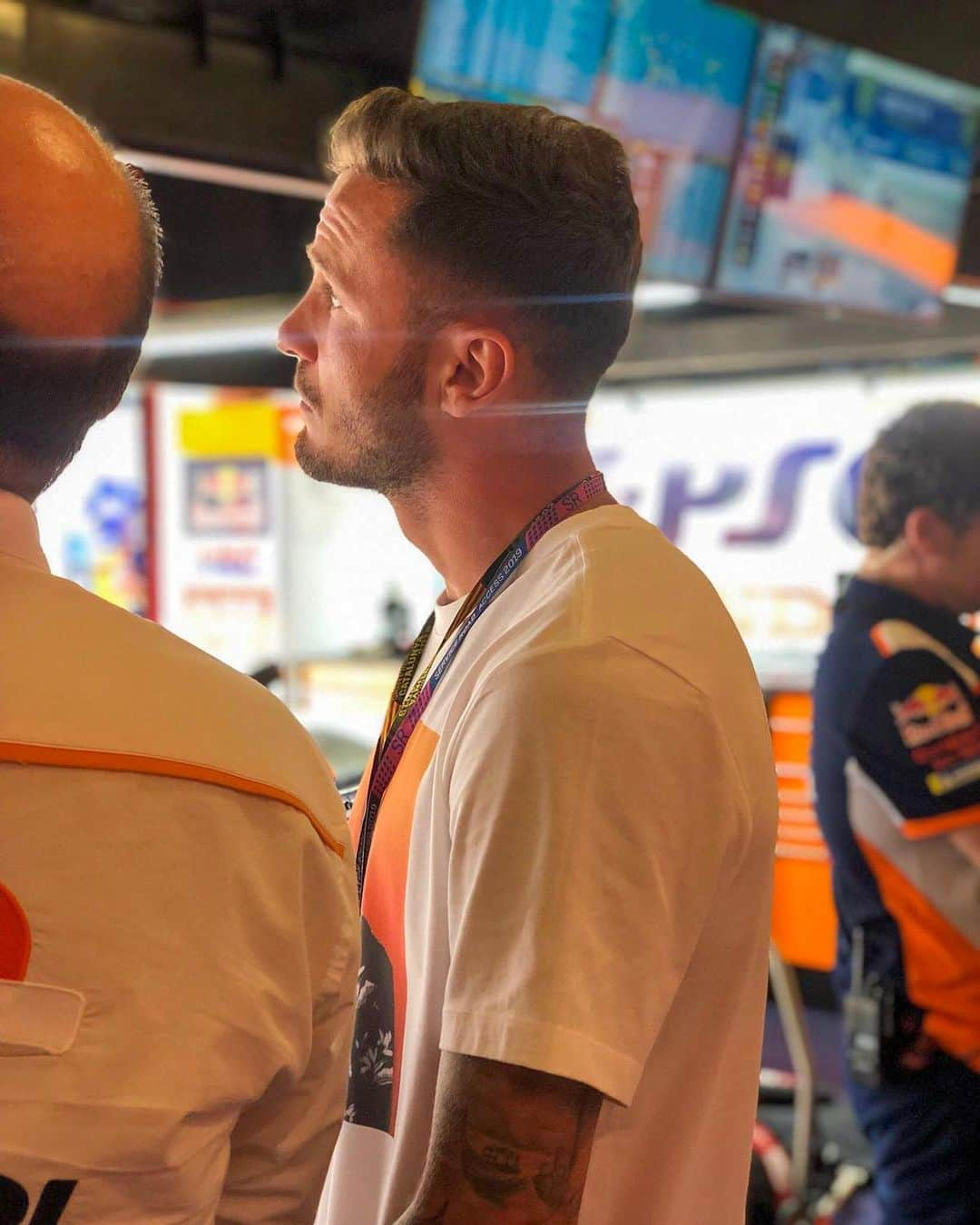 サウル・ニゲスさんのインスタグラム写真 - (サウル・ニゲスInstagram)「Primer y gran día lleno de experiencias en el #CatalanGP. Muchas gracias @jorgelorenzo99 por la invitación para vivir todo desde dentro. @motogp」6月16日 6時52分 - saulniguez