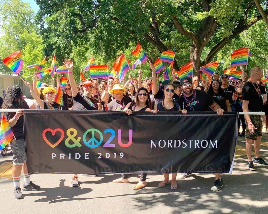 Nordstromさんのインスタグラム写真 - (NordstromInstagram)「#Pride month 2019 is off to a great start! Thank you to all the #Nordstrom employees, their families & friends who have joined us across the country to celebrate the LGBTQ community. Click the link in bio to join us at a parade near you!」6月16日 6時56分 - nordstrom