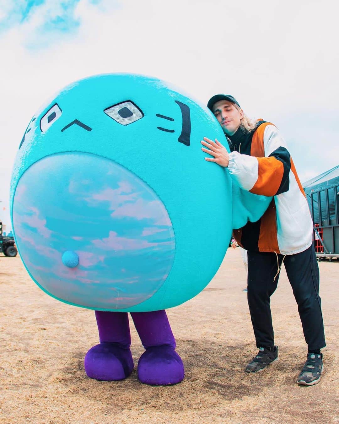 ポーター・ロビンソンのインスタグラム：「I LOVE SECOND SKY SO MUCH LOL」