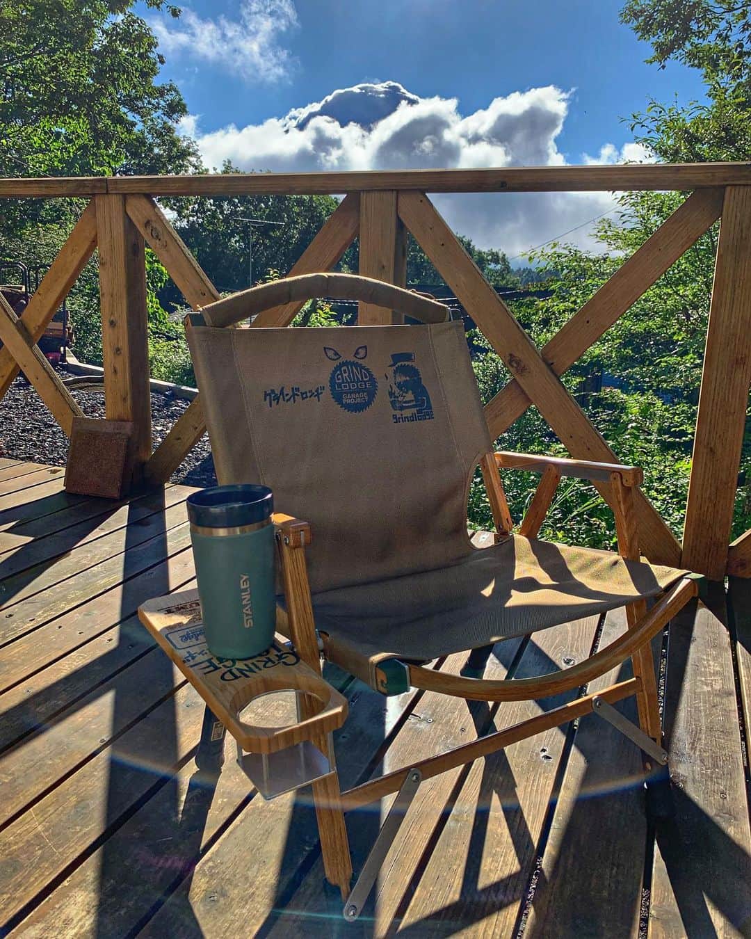 phantastic420のインスタグラム：「. 🤩🤩“Shizuoka” prefecture in Japan is a place where you can see the most “phantastic” Mt. Fuji🗻 in the world.🤩 #富士山 #mtfuji #japan #shizuoka #fujinomiya  #phantastic420photography #mostphantasticmtfuji #selamatpagi  #goodmorning  #おはようございます 😇😇😇😇😇😇😇🗻😇😇 #スタンレーフォトコンテスト2019 @bigwing1995 @stanley_jp 😍 何個あるんだ⁈🤣ってくらい #スタンレー 持ってますが、セラミックコーティングのこいつで飲むお酒が一番美味しいです‼︎😋コーティングに慣れてしまうとステンレスの口当たりが少し違和感感じてしまいこいつが手放せなくなってしまいます‼︎😍皆さんお試しあれ〜🤩 #ones_table 😍 #grindlodge @grindlodge 🤩 #カーミットチェア」