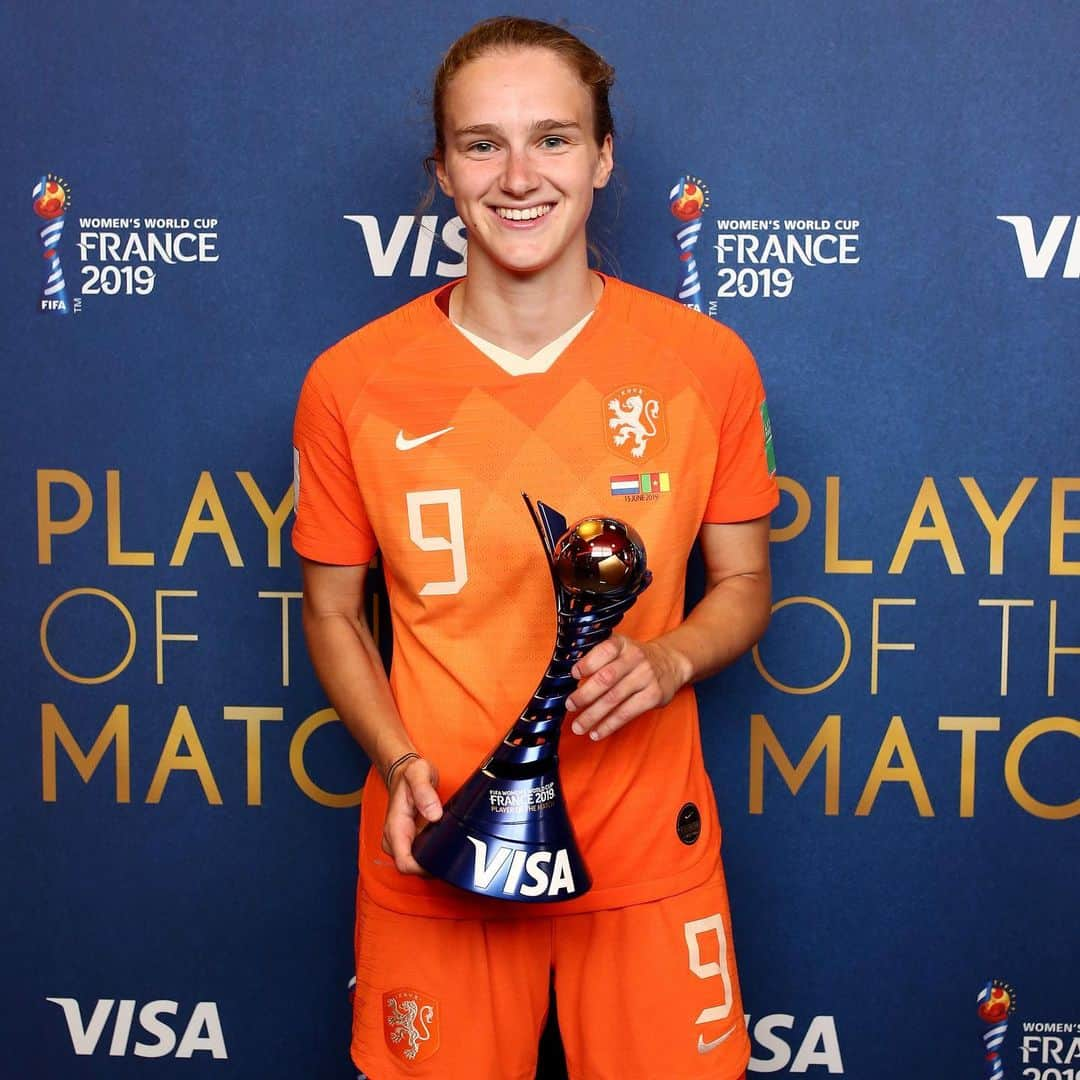 FIFAワールドカップさんのインスタグラム写真 - (FIFAワールドカップInstagram)「Congratulations to 🇳🇱 @viviannemiedema! The #PlayeroftheMatch presented by Visa for #NEDCMR! #FIFAWWC」6月16日 7時01分 - fifaworldcup