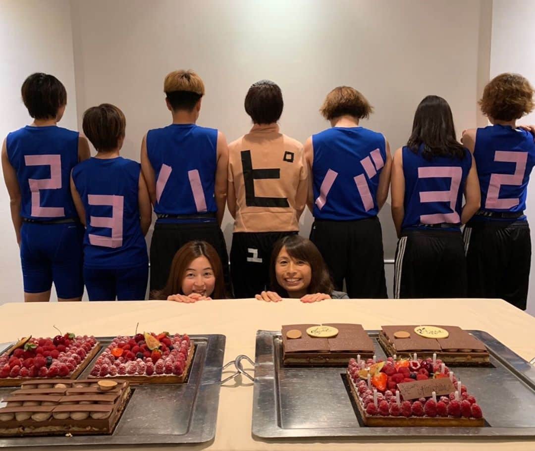 鮫島彩のインスタグラム：「皆に梨紗と私の誕生日をお祝いしてもらいました🎂‼️ 今回はベテラン組、中堅組、若手組の3グループに分かれて、まさかのチーム全員がサプライズ芸をしてくれました🤣 メンバーみんな大好きです。本当に可愛いです。 一日でも長くこのチームでサッカーが出来るようにベストを尽くします⚽️！ #fifawwc  #なでしこジャパン」