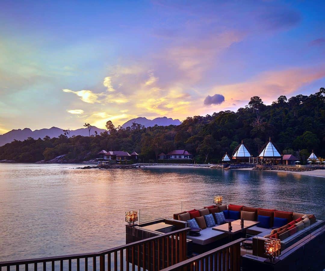 リッツ・カールトンさんのインスタグラム写真 - (リッツ・カールトンInstagram)「Golden skies create the perfect backdrop for unforgettable gatherings at The Ritz-Carlton, #Langkawi. ⁣ ⁣ #Malaysia #Kedah #sunset #goldenhour #unforgettable #gathering #evening #coast #beach #sea #horizon #romantic #travel #travelgram #Instatravel #traveldiaries」6月16日 7時14分 - ritzcarlton