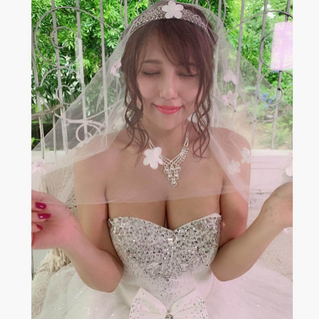 神谷麻美さんのインスタグラム写真 - (神谷麻美Instagram)「#👸 💖💖💖 #wedding したいな(⑉• •⑉)…💐💖💖💖 #おはようございます ☀️🌈🕊💓💓 #今日も一日よろしくお願いします 💖💖」6月16日 7時11分 - asamice428