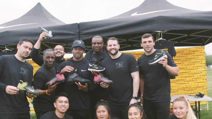 ラッセル・ウィルソンのインスタグラム：「My player edition of #AlphaMenace II is out. Loved working on  these with @USNikeFootball!」