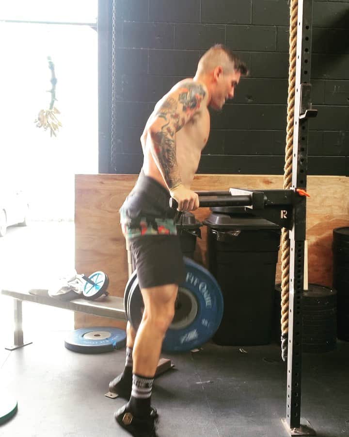 ザッキー・ヴェンジェンスのインスタグラム：「New pr on dips today at 137.5 for 3 🤙🏻💪🏻🏖🌈🏳️‍🌈🎸♻️ #dips #fitness #tattoos #noshirt #abs #letsmakeadifference #crossfit #letsgo #lifting」