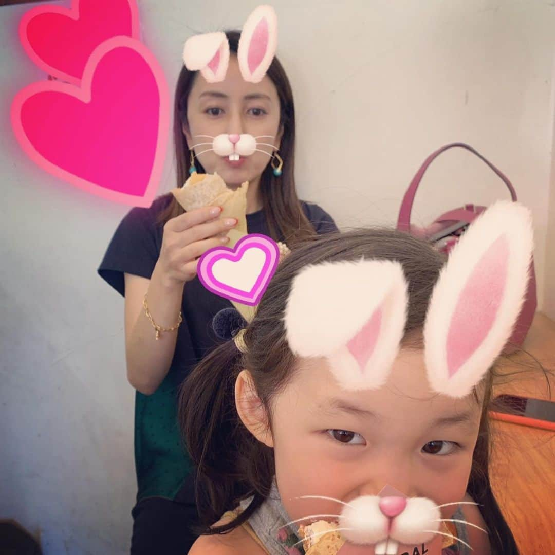 矢田亜希子さんのインスタグラム写真 - (矢田亜希子Instagram)「5歳児女の子とおやつタイム♪写真撮ってくれた。うさぎになってたwww #矢田亜希子 #akikoyada #女の子#おやつ#クレープ#バナナホイップクリーム#癒し#可愛い5歳児#日傘手放せない1日」6月16日 18時14分 - akiko_yada