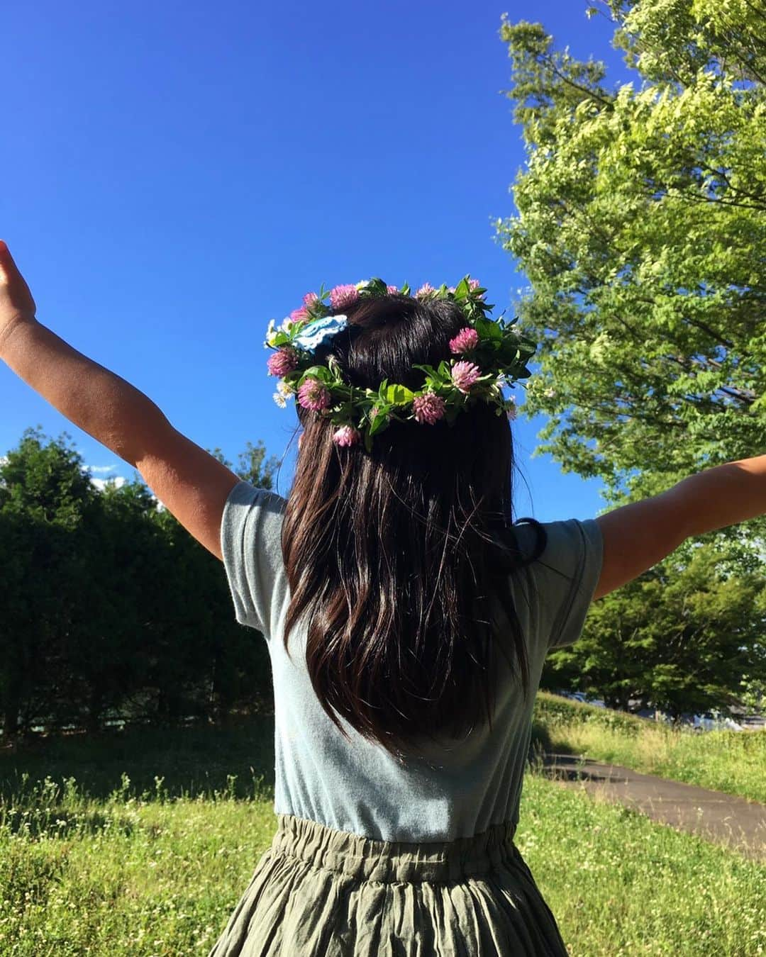 芹澤優さんのインスタグラム写真 - (芹澤優Instagram)「ママから写真送られてきた  さっきまで一緒にいたけど、公園行こうって言われてて、でもそろそろ帰らなきゃーってバイバイしちゃって。  でもこの可愛い背中見て後悔した 次は絶対一緒に行こうね  どんどん成長していっちゃうから 今の姿をちゃんと見ておかなきゃ  姪っ子ちゃん もうすぐ6歳✨ §Rainbowのリリースと ほぼ同時に産まれた初姪っ子  おばちゃんはいっしょうかないません！ 宇宙一だ！！！！」6月16日 17時00分 - seriko_is_no.1