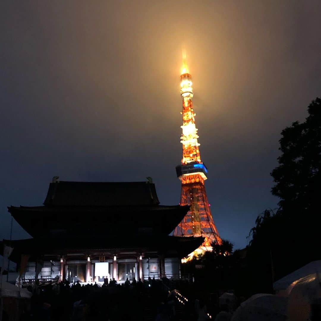 榊山敬代のインスタグラム：「🕯✨… ・  昨夜はキャンドルナイトを 体感してみるべく増上寺へ  はじめて訪れてみましたが  大雨でしたので  規模を縮小されている模様が 残念ではございましたけれど  東京タワーの灯りを消灯した景色は 初めてでしたので新しい東京ナイト  ということで 個展にむけて  キャンドルが気になるこの頃の巻 ・ ・ ・ ・ ・ 🕯… ・ 『 榊山敬代日本画展 』 … 〈Fancy〉  うつろい色の物語  会期：令和元年6月22日(土)〜7月7日(日) 会場：株式会社 豆子郎  豆子郎の里 茶藏唵内 御迎処 … ・ (山口市大内御堀一丁目1番3号) 開館時間／10:00〜17:00 ※6月22日に限りましては22時まで開館  入場料 無料  作家在廊日 6月22日  https://toushirou.info/shop/sakuraan/sakurakan ・ ・ 主催 協賛／株式会社豆子郎 ・ ・ ・ ---------------------------------------- ・ ・ ・  この度は 山口の老舗和菓子店 株式会社豆子郎  豆子郎の里 茶藏唵内 御迎処にて 日本画展を開催いたします。  四季を感じ 季節を敬う日本人の心を伝える 日本庭園「大内四季庭」が一望できます  茶藏唵内 御迎処 を会場にて  榊山敬代 代表作シリーズであります 『Fancy』シリーズを通して うつろい色の物語 をお届けいたします。  展示初日の6月22日夏至では 毎年恒例の豆子郎キャンドルナイトが 開催されます機会に 今期はキャンドルの灯りでFancyの世界を鑑賞する  新たなこころみの日本画展を開催いたします。  また翌日23日より七夕までの期間では 自然光の気配と共に清々しき絵肌へ心を寄せて  日本画の うつろい色 の世界をご堪能ください… ・ ・ ・ #増上寺 #東京 #Tokyo #東京タワー #🗼#消灯 #night #nightview  #Tokyotower #東京タワーすき #beautiful #芸術  #Japanese#アート #日本文化 #art #キャンドルナイト #candleNight」